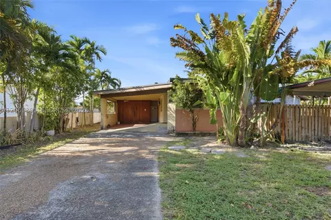 Exterior - 621 SE 4th St, Hialeah, FL 33010 photo 2 of 10