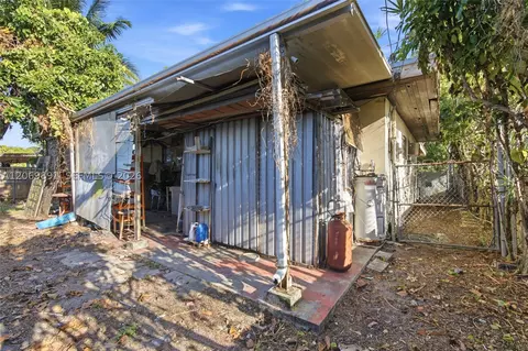 Exterior - 621 SE 4th St, Hialeah, FL 33010 photo 10 of 10