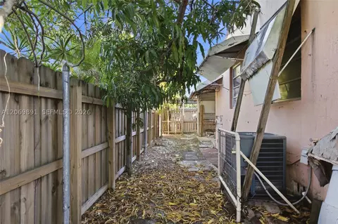 Exterior - 621 SE 4th St, Hialeah, FL 33010 photo 7 of 10