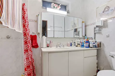 Bath - 621 SE 4th St, Hialeah, FL 33010 photo 1 of 2