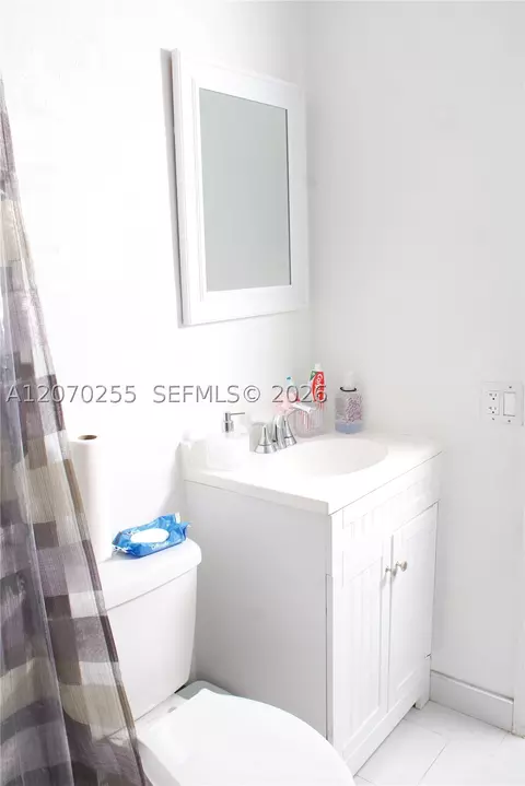 Bath - 2732 W 68th Pl, Hialeah, FL 33016 photo 3 of 6