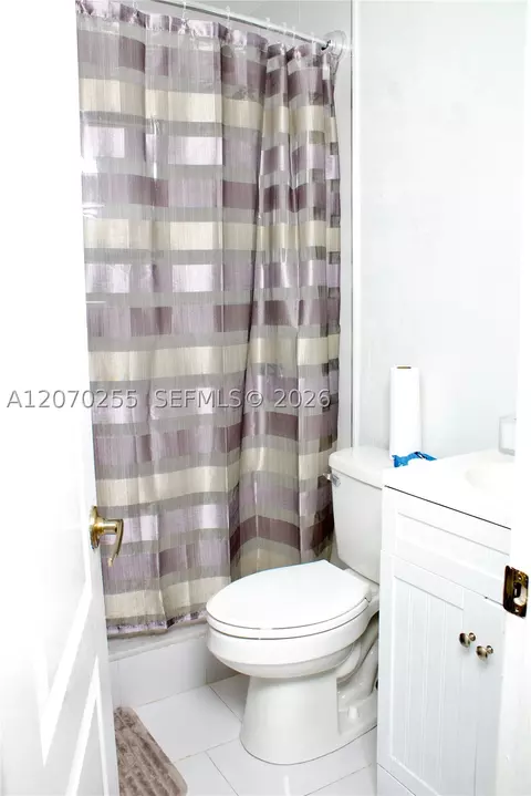 Bath - 2732 W 68th Pl, Hialeah, FL 33016 photo 1 of 6