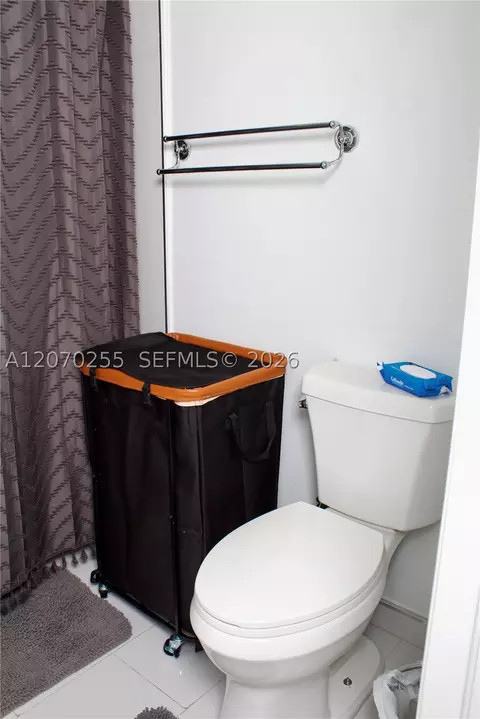 Bath - 2732 W 68th Pl, Hialeah, FL 33016 photo 4 of 6