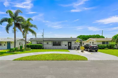 7690 NW 16th Ct, Pembroke Pines, FL 33024