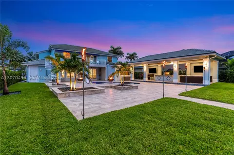 Exterior - 665 SW Yacht Basin Way, Stuart, FL 34997 photo 2 of 27