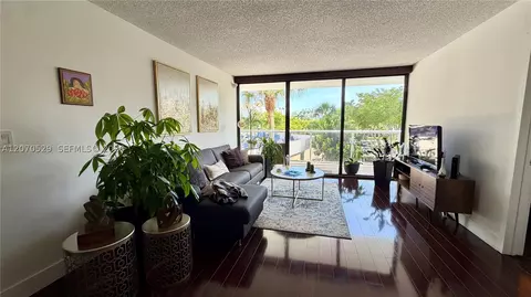 3701 N Country Club Dr #304, Aventura, FL 33180
