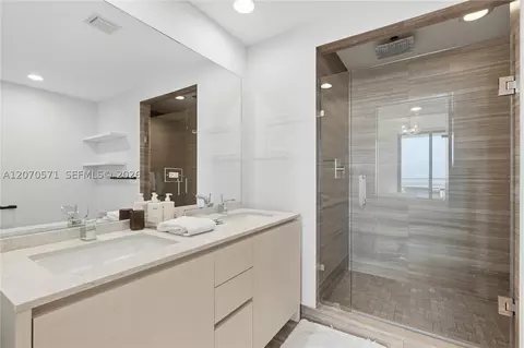 Bath - 1010 Brickell Ave #3903, Miami, FL 33131 photo 1 of 4