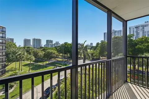 3401 N Country Club Dr #519, Aventura, FL 33180