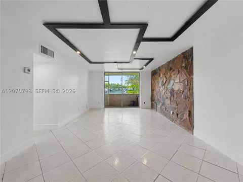 8411 NW 8th St #102, Miami, FL 33126