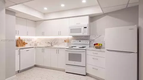 1000 Parkview Dr #511, Hallandale Beach, FL 33009