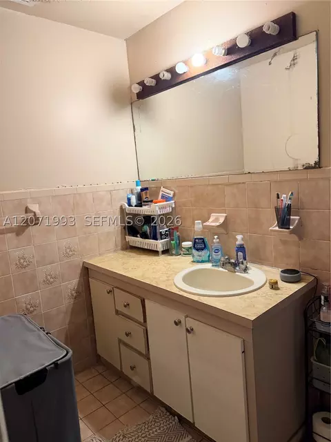 Bath - 733 E 26th St, Hialeah, FL 33013 photo 3 of 6