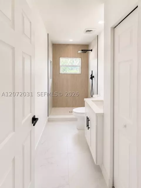 Bath - 1870 NE 154th Ter, North Miami Beach, FL 33162 photo 2 of 2