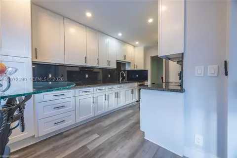 8002 Lagos De Campo Blvd #B-303, Tamarac, FL 33321