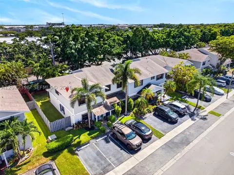 10348 NW 3rd St, Pembroke Pines, FL 33026