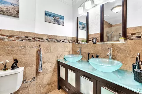 Bath - 340 W 55th St, Hialeah, FL 33012 photo 4 of 6