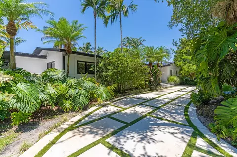 Exterior - 13400 SW 70th Ave, Pinecrest, FL 33156 photo 9 of 11