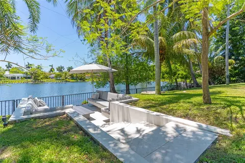 Exterior - 13400 SW 70th Ave, Pinecrest, FL 33156 photo 5 of 11