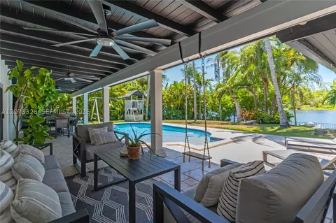 Exterior - 13400 SW 70th Ave, Pinecrest, FL 33156 photo 2 of 11