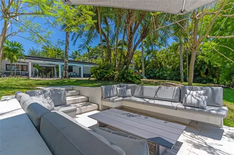 Exterior - 13400 SW 70th Ave, Pinecrest, FL 33156 photo 6 of 11