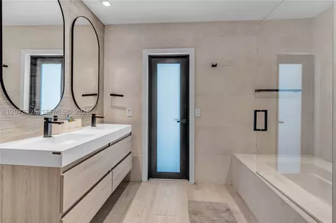 Bath - 13400 SW 70th Ave, Pinecrest, FL 33156 photo 1 of 3