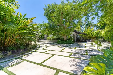 Exterior - 13400 SW 70th Ave, Pinecrest, FL 33156 photo 10 of 11