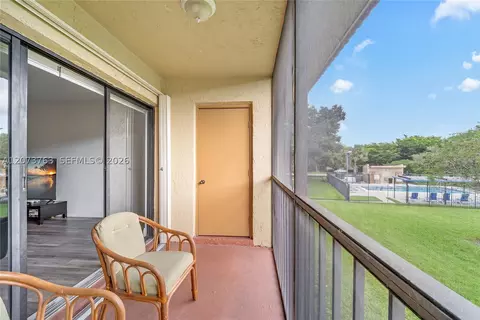 307 Lakeview Dr #202, Weston, FL 33326