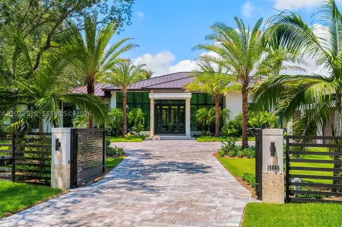 Exterior - 10860 SW 67th Ct, Pinecrest, FL 33156 photo 3 of 10