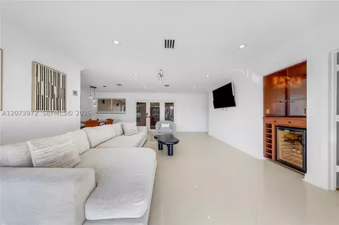 Living - 800 SE 3rd Ter, Pompano Beach, FL 33060 photo 2 of 3