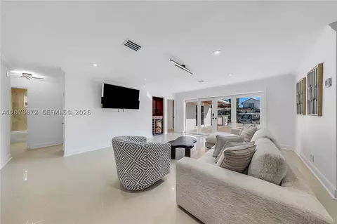 Living - 800 SE 3rd Ter, Pompano Beach, FL 33060 photo 3 of 3