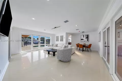 Living - 800 SE 3rd Ter, Pompano Beach, FL 33060 photo 1 of 3