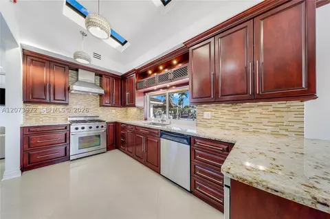 Kitchen - 800 SE 3rd Ter, Pompano Beach, FL 33060 photo 2 of 3