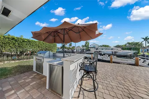 Exterior - 800 SE 3rd Ter, Pompano Beach, FL 33060 photo 2 of 6