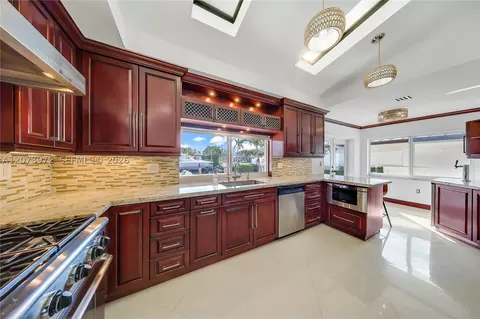 Kitchen - 800 SE 3rd Ter, Pompano Beach, FL 33060 photo 1 of 3