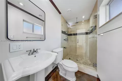 Bath - 800 SE 3rd Ter, Pompano Beach, FL 33060 photo 1 of 2