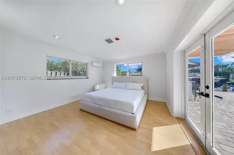 Bedroom - 800 SE 3rd Ter, Pompano Beach, FL 33060 photo 2 of 3