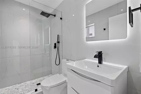 Bath - 3197 W 79th Pl, Hialeah, FL 33018 photo 4 of 5