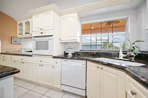 Kitchen - 1006 Bayberry Loop, Clewiston, FL 33440 photo 5 of 5