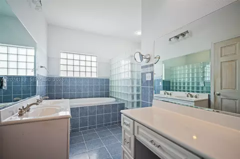 Bath - 1006 Bayberry Loop, Clewiston, FL 33440 photo 2 of 5