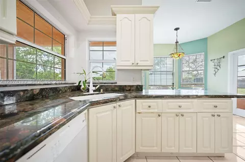 Kitchen - 1006 Bayberry Loop, Clewiston, FL 33440 photo 3 of 5