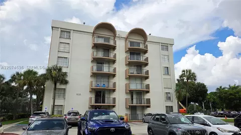 9320 Fontainebleau Blvd #401, Miami, FL 33172