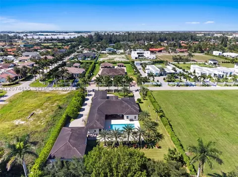 10352 NW 131st St, Hialeah Gardens, FL 33018