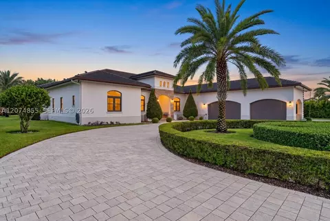 10352 NW 131st St, Hialeah Gardens, FL 33018