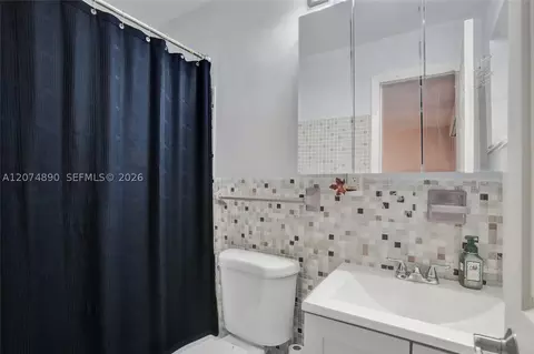 Bath - 903 W 77th St, Hialeah, FL 33014 photo 3 of 3