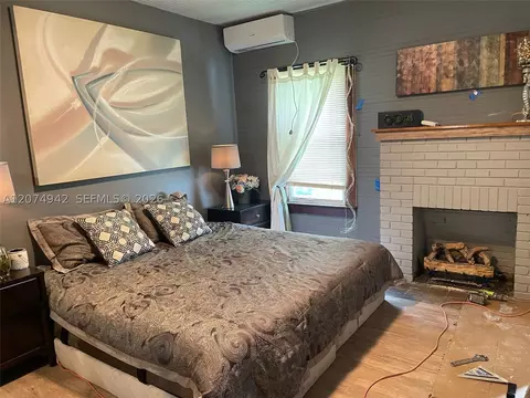 Bedroom - 400 NE 3rd St, Pompano Beach, FL 33060 photo 3 of 3