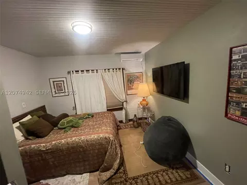 Bedroom - 400 NE 3rd St, Pompano Beach, FL 33060 photo 2 of 3