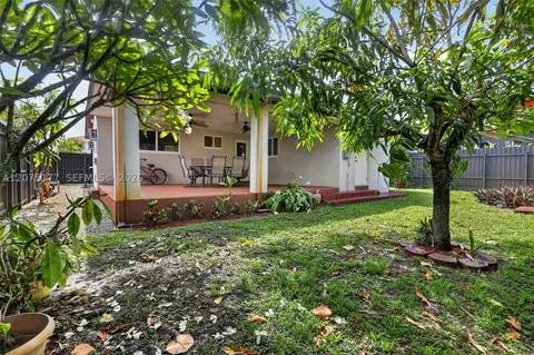 Exterior - 4585 E 9th Ln, Hialeah, FL 33013 photo 4 of 7