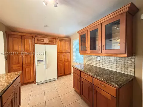 Kitchen - 4585 E 9th Ln, Hialeah, FL 33013 photo 4 of 4
