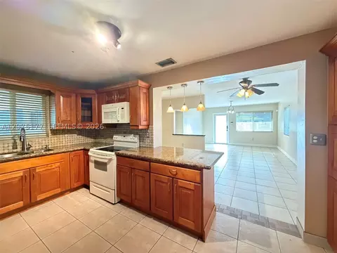 Kitchen - 4585 E 9th Ln, Hialeah, FL 33013 photo 2 of 4