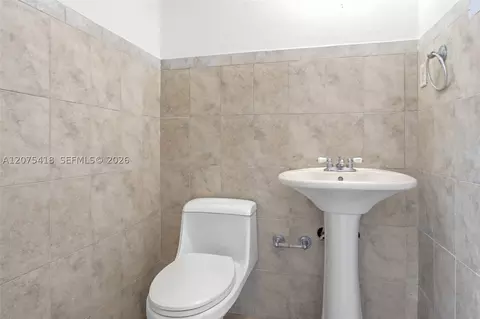 Bath - 275 W 13 St, Hialeah, FL 33010 photo 3 of 4