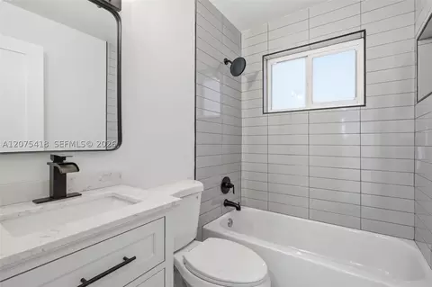 Bath - 275 W 13 St, Hialeah, FL 33010 photo 2 of 4